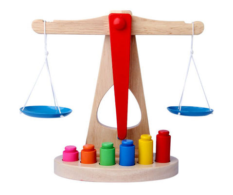 Весить масштаб баланса Montessori игрушки масштаба баланса 10CM деревянный