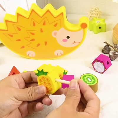 Деревянный штабелируя плод ежа мультфильма игрушек строительного блока баланса животный преграждает игрушки Montessori игр баланса