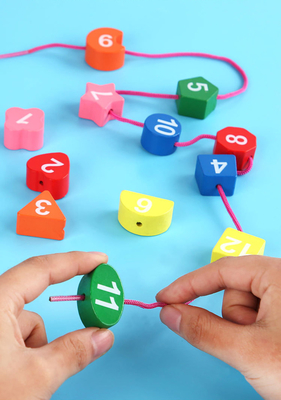 Шарики Montessori красочных деревянных часов цифров вышитых бисером животные воспитательные озадачивают устройства соответствуя ребенк игрушки часов
