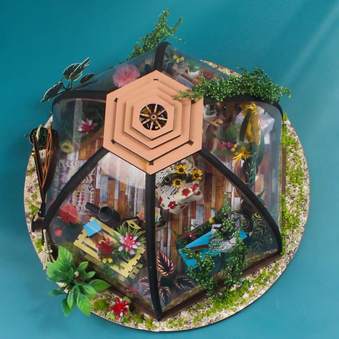 Кукольный домик DIY миниатюрный с кукольным домиком собрания собственной личности дома сада ремесла кожуха батареи света СИД садовничая инструмента мебели деревянным